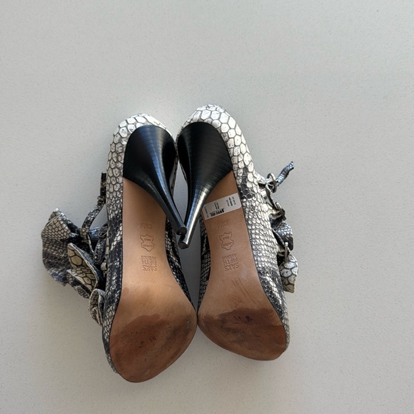 Saks Fifth Avenue Ruffled Snake Print Heels, leather 8.5, open toe, 4.5” heel - Picture 8 of 8